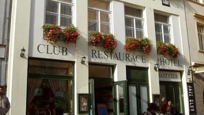 Rakennuksessa on kyltit, joissa lukee: ”DUM U STARE PANÍ” ja ”CLUB RESTAURENCE HOTEL”.
