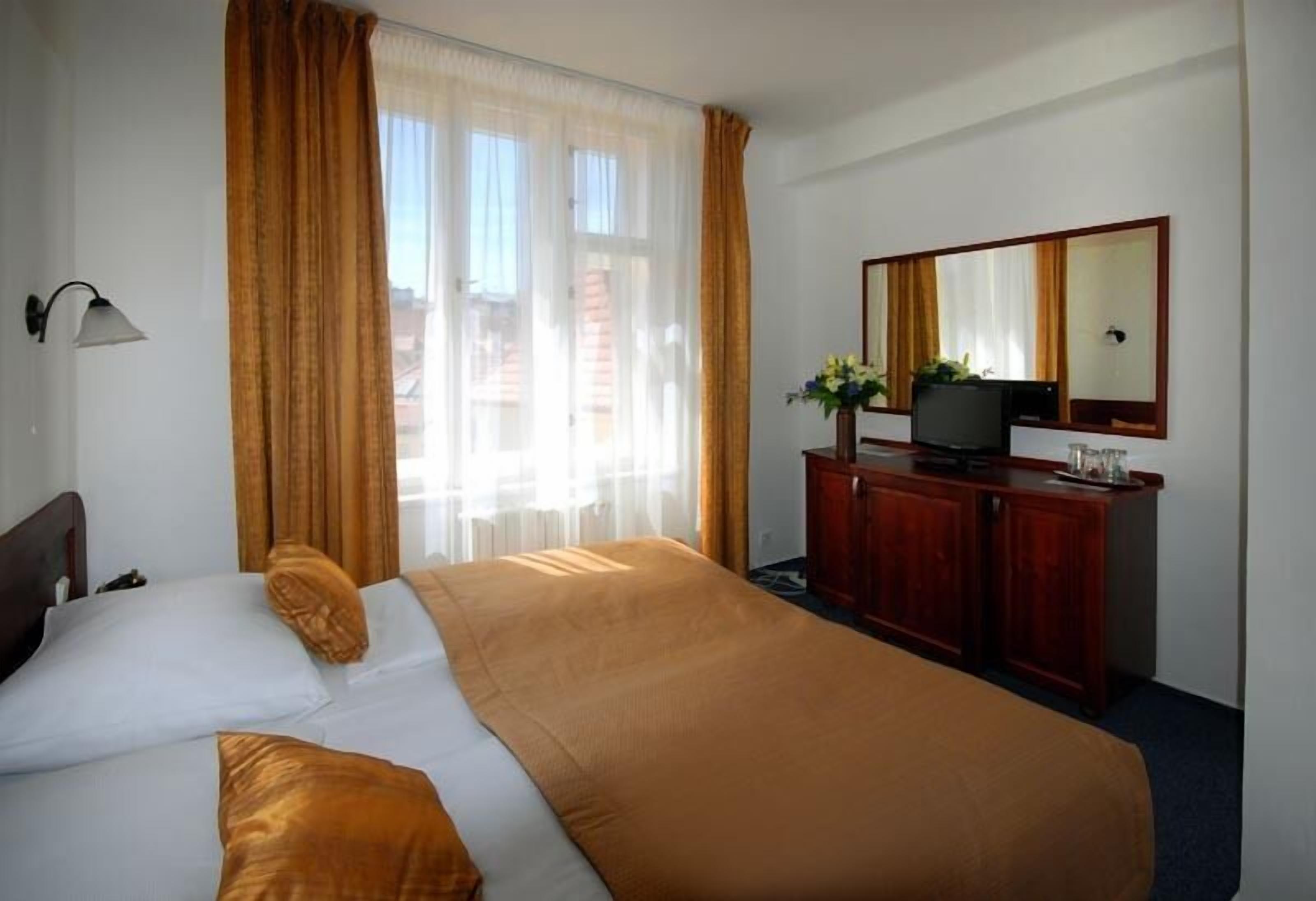 standard double or twin room | 1 bedroom, minibar, in-room safe, iron/ironing board