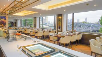 3 restaurants, breakfast served