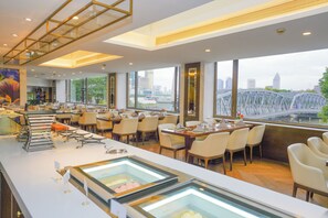 3 restaurantes, se sirve desayuno