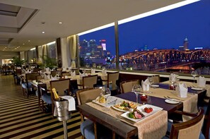 3 ห้องอาหาร, บริการอาหารเช้า
