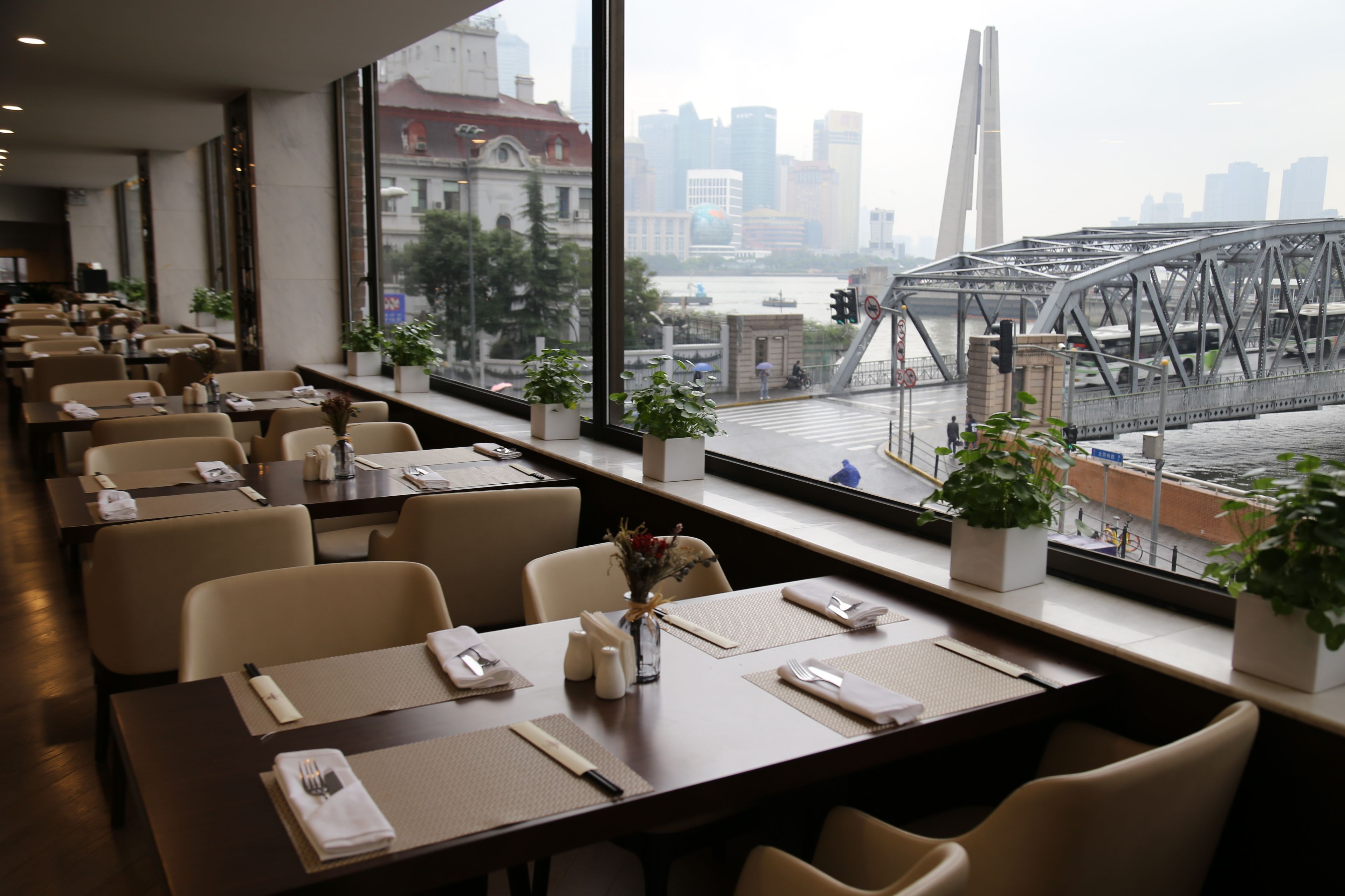 3 restaurants, breakfast served