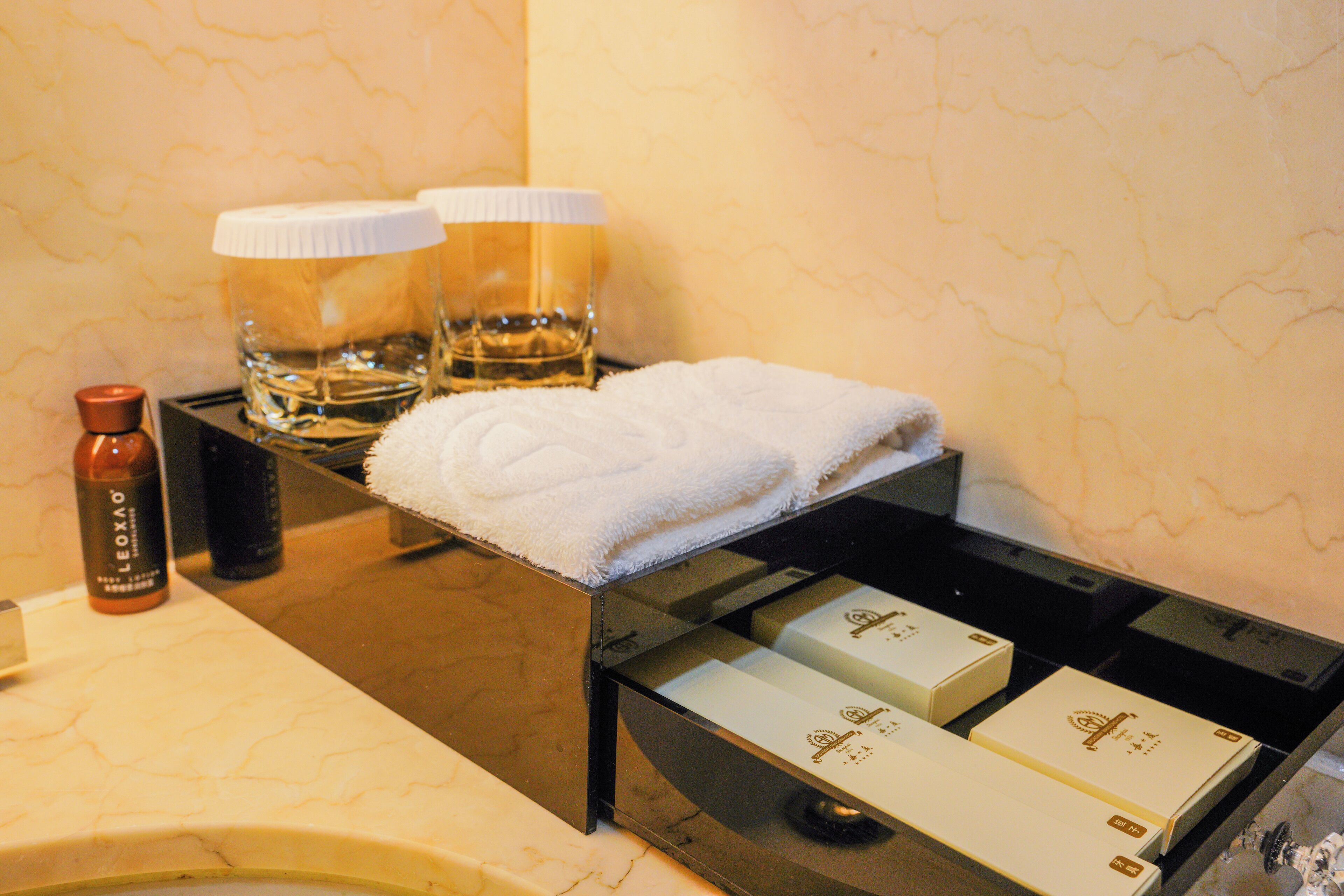 executive room, 2 single beds, city view | bathroom | free toiletries, hair dryer, bathrobes, slippers