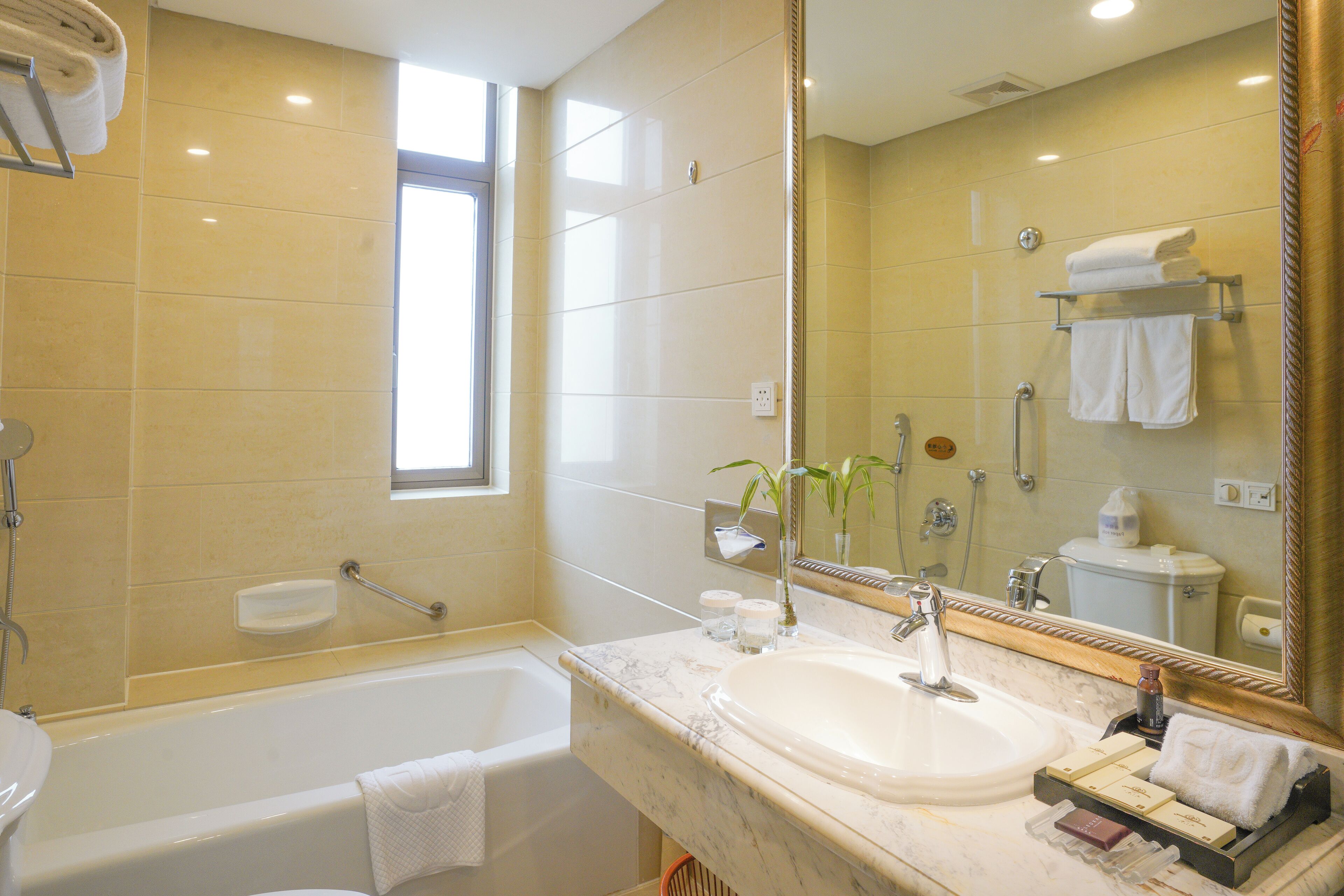 Photo - Broadway Mansions Hotel - On the bund