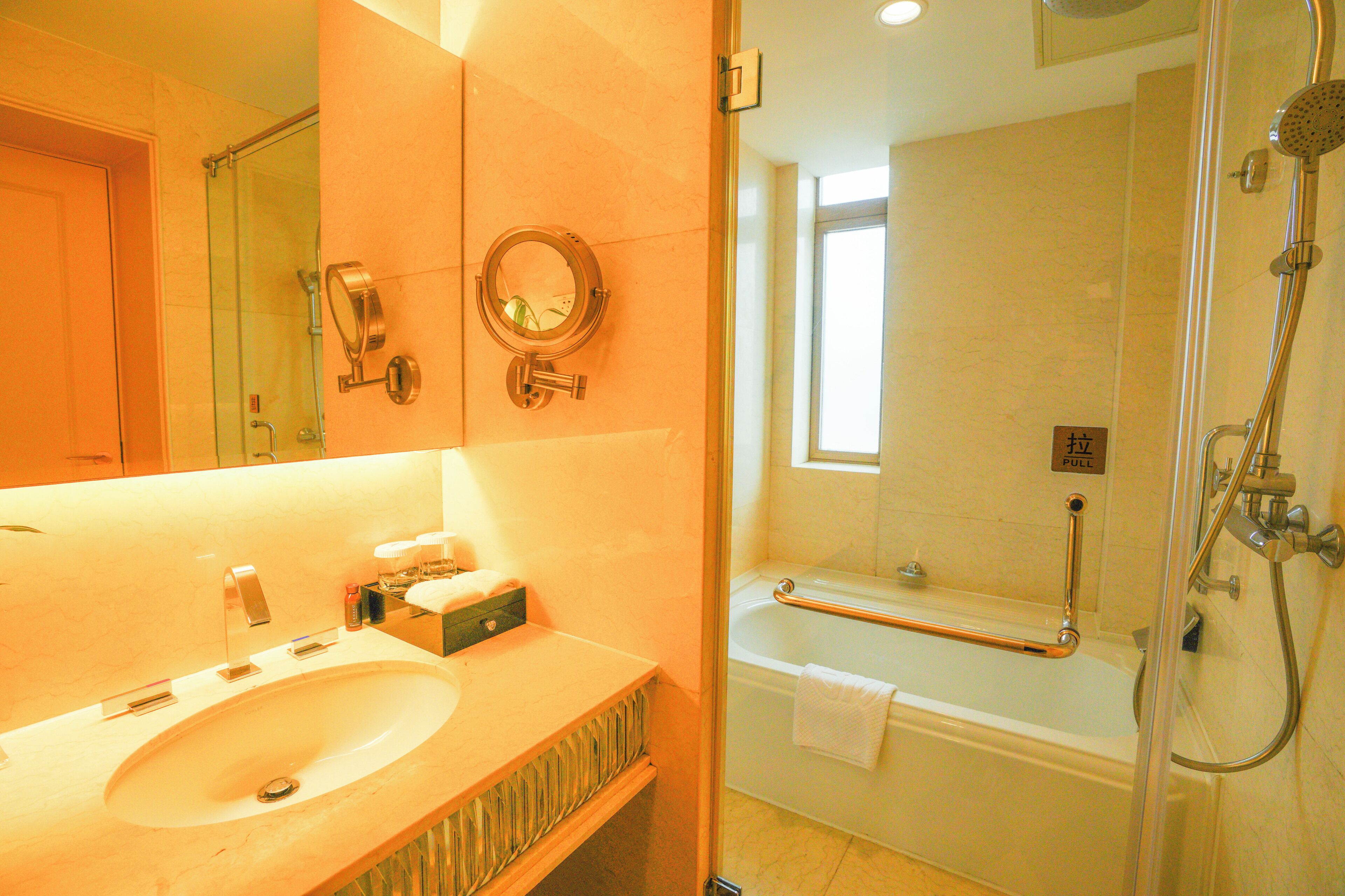 Photo - Broadway Mansions Hotel - On the bund