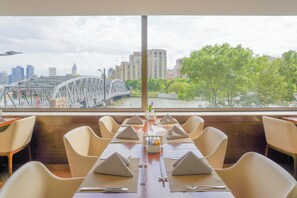 3 restaurants, breakfast served