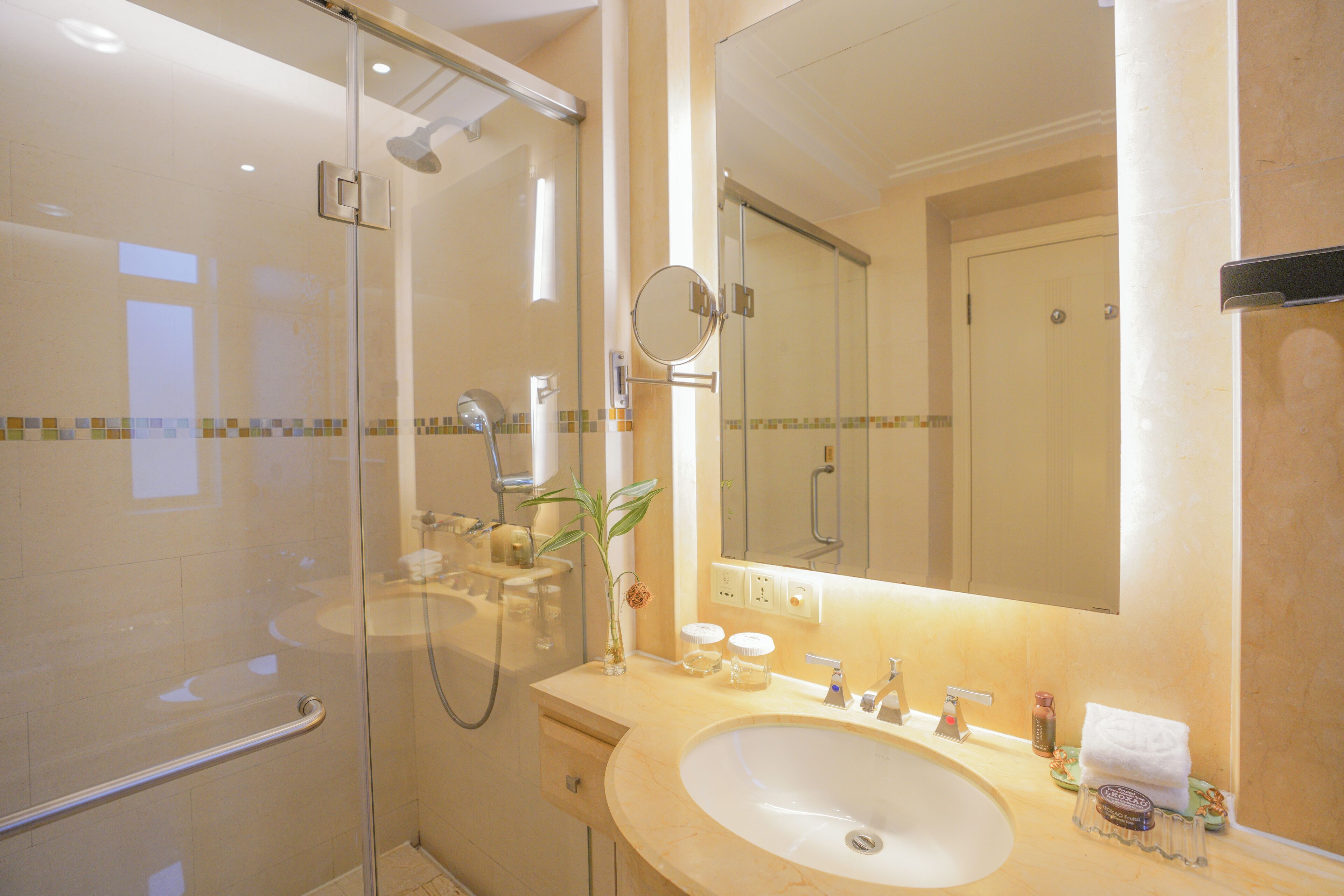 executive room, 1 king bed, city view | bathroom | free toiletries, hair dryer, bathrobes, slippers