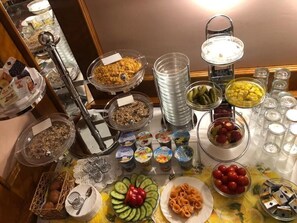 Daily buffet breakfast (EUR 16.5 per person) - Hotel Bajazzo (Vienna)