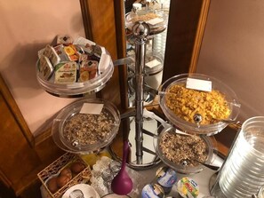 Daily buffet breakfast (EUR 16.5 per person)