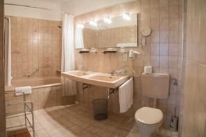 Chambre double | Salle de bain | Séchoir à cheveux, serviettes fournies
