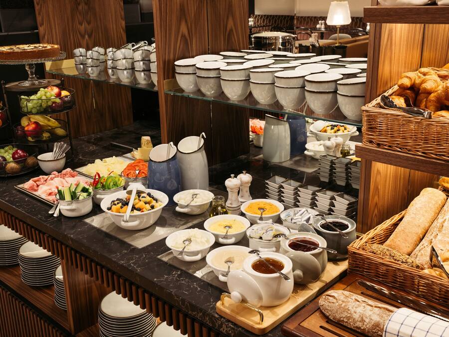 Frokostbuffé hver dag (EUR 25 per person)