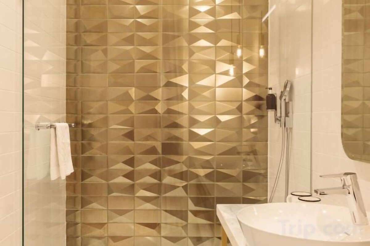 Shower, rainfall showerhead, eco-friendly toiletries, hair dryer