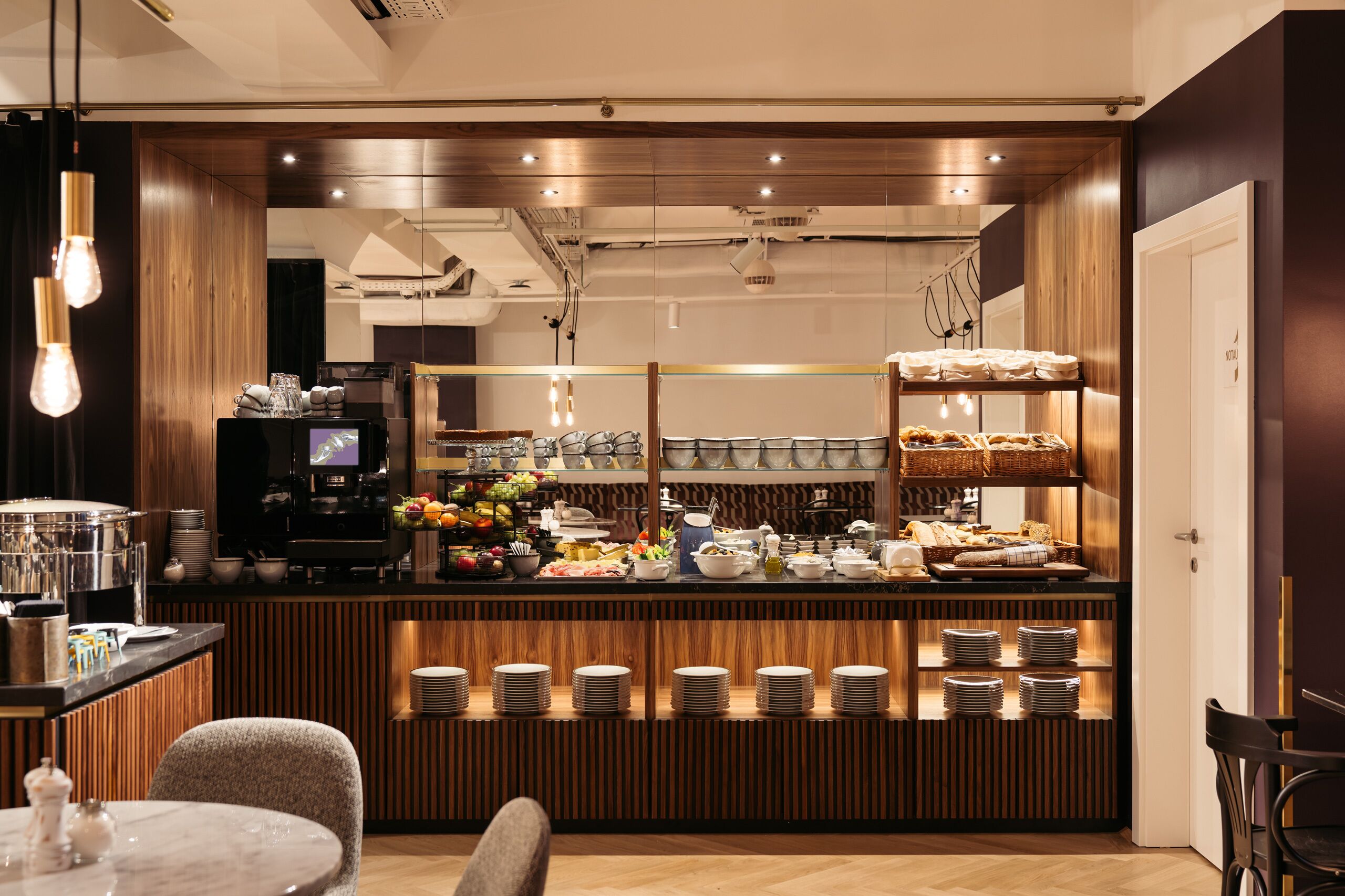 بوفيه فطور يوميًا بتكلفة قدرها (25 EUR للشخص)