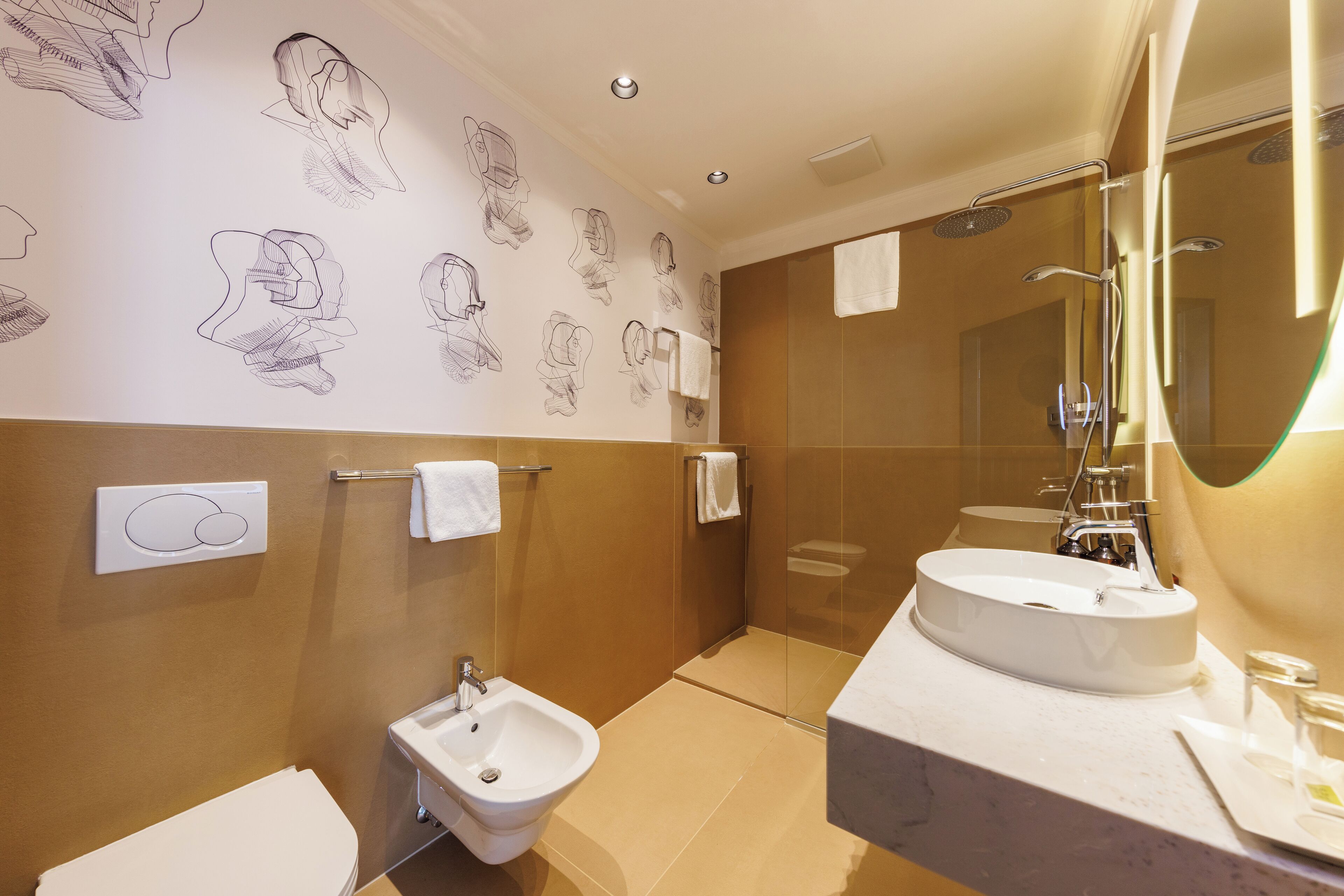 Ein modernes Badezimmer mit integriertem Bidet, Waschbecken und Duschkabine aus Glas.