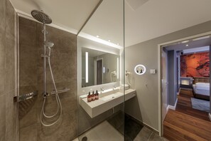 Familie suite, 2 slaapkamers (Deluxe) | Badkamer |  milieuvriendelijk toiletgerief, een haardroger, handdoeken, zeep