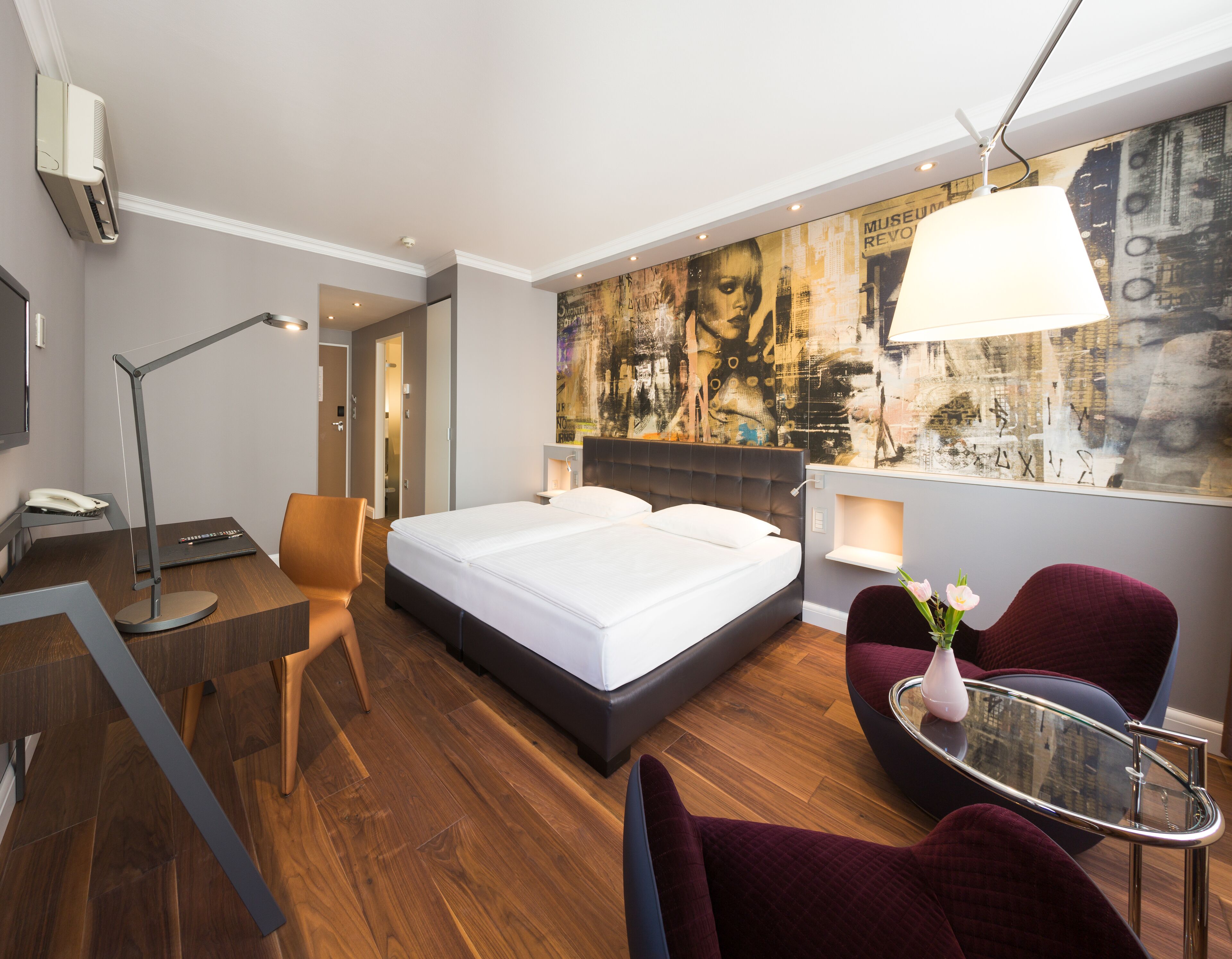 Deluxe double or twin room, street view | Hypo-allergenic bedding, minibar, in-room safe, individually decorated