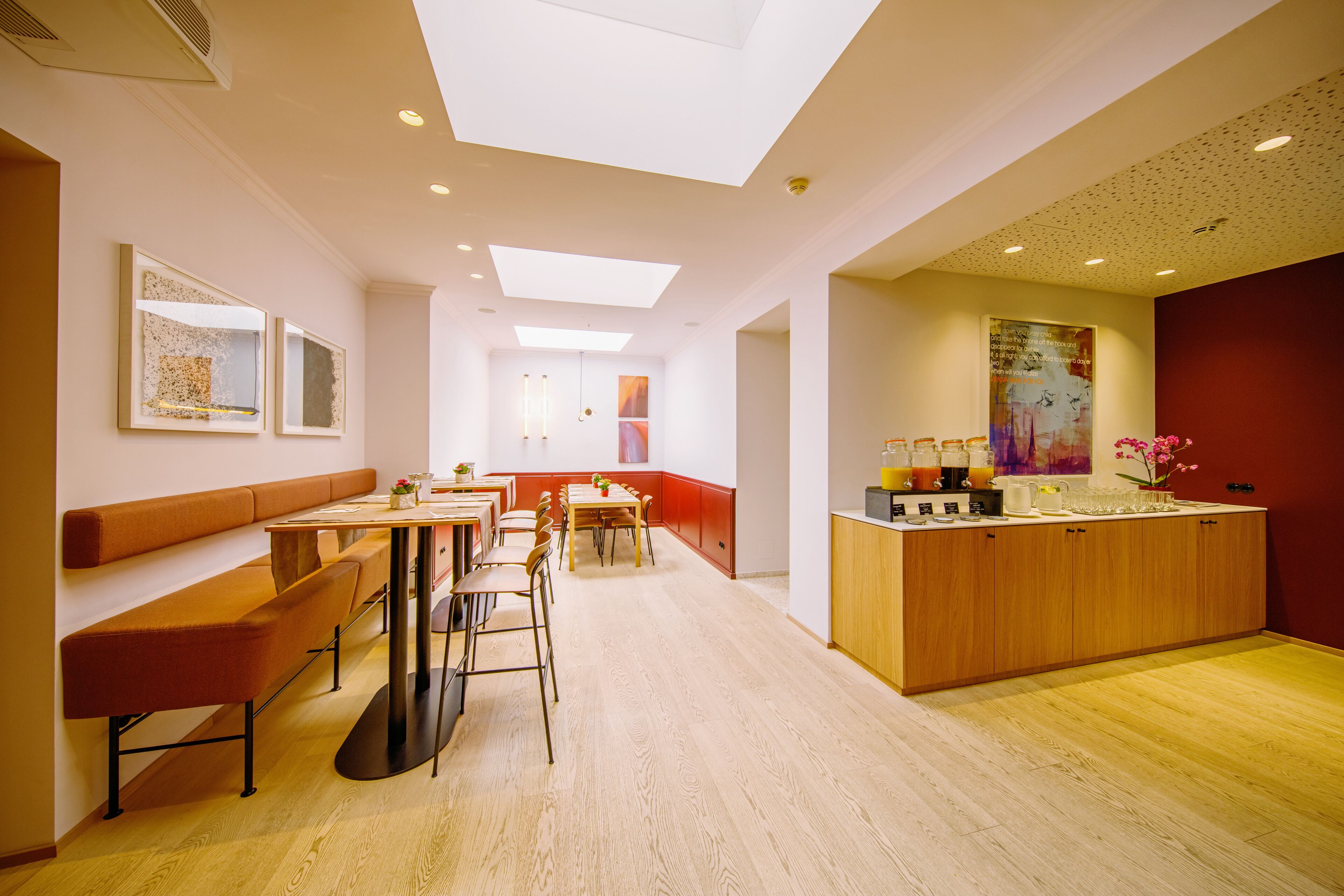 Een modern interieur met een eethoek, een keuken en een zithoek met een bank.