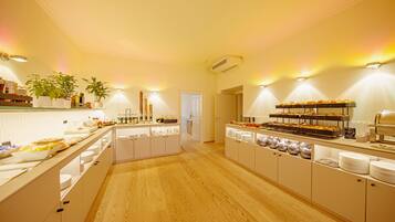 Tägliches inbegriffenes kontinentales Frühstück