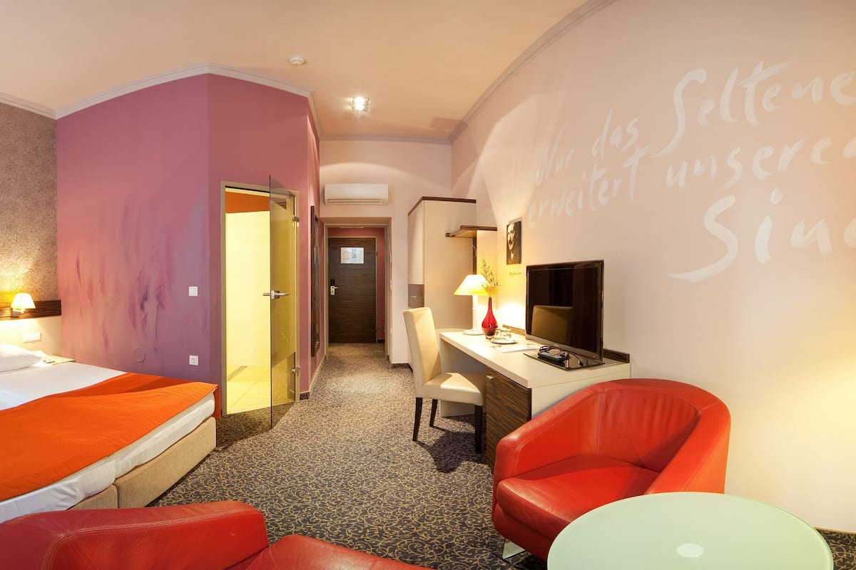 Hypo-allergenic bedding, minibar, in-room safe, individually decorated