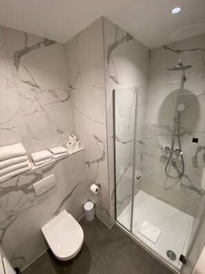 Quadruple Room | Bathroom | Free toiletries, hair dryer, slippers, towels - Hotel Marc Aurel - Vienna City Center (Vienna)