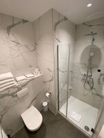 Quadruple Room | Bilik Mandi | Kelengkapan dandanan diri percuma, pengering rambut, selipar 