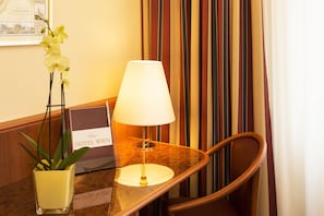Hypo-allergenic bedding, in-room safe, desk, blackout drapes
