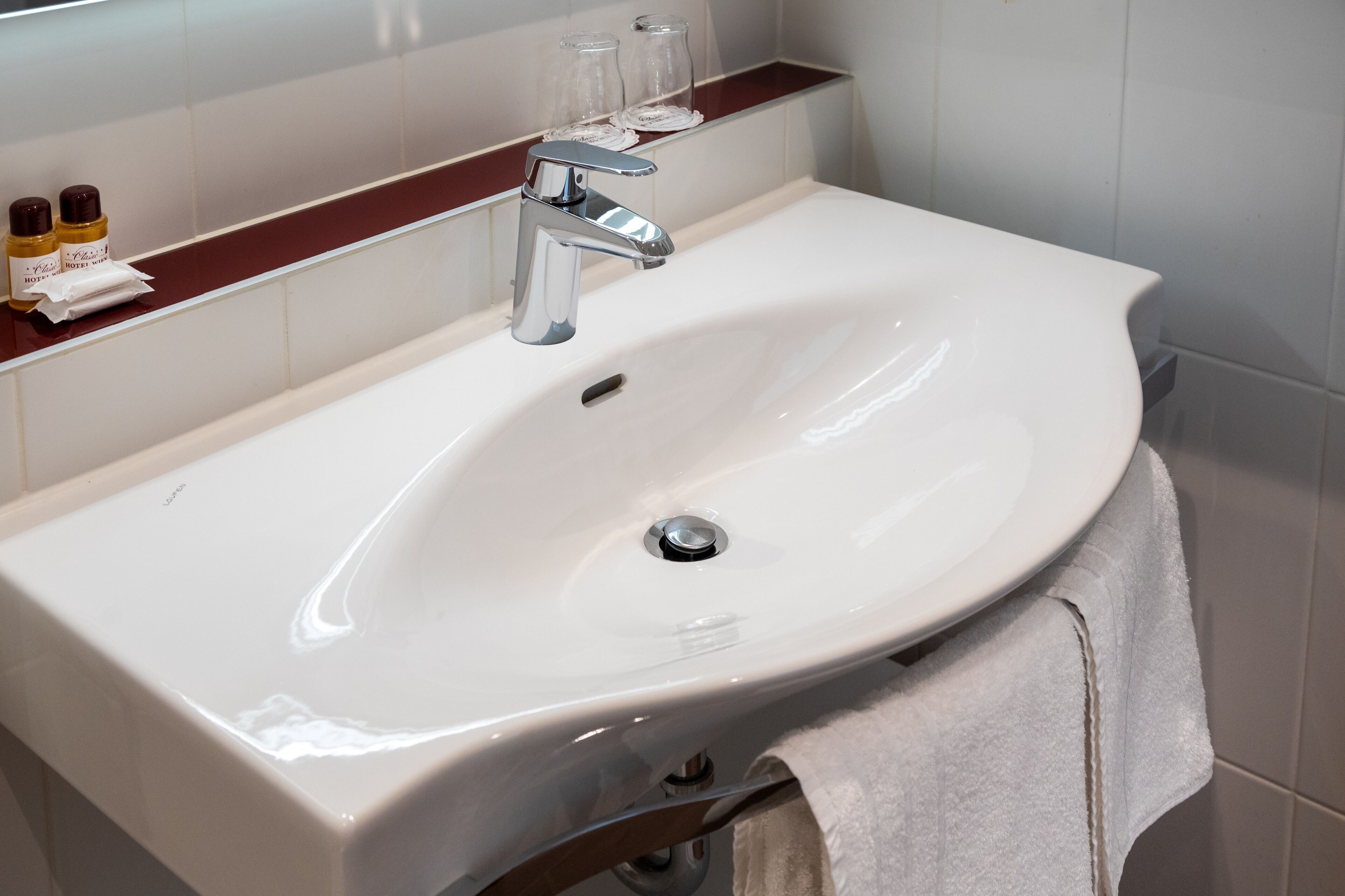 classic double room, courtyard view | bathroom | shower, eco-friendly toiletries, hair dryer, towels