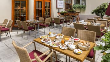 Free daily buffet breakfast