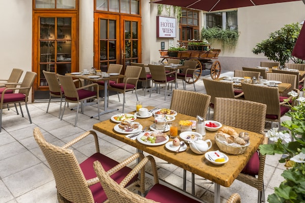 Free daily buffet breakfast 