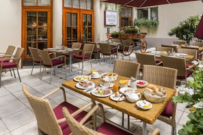 Free daily buffet breakfast