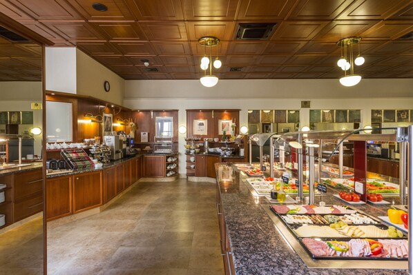 Café da manhã com buffet grátis todos os dias