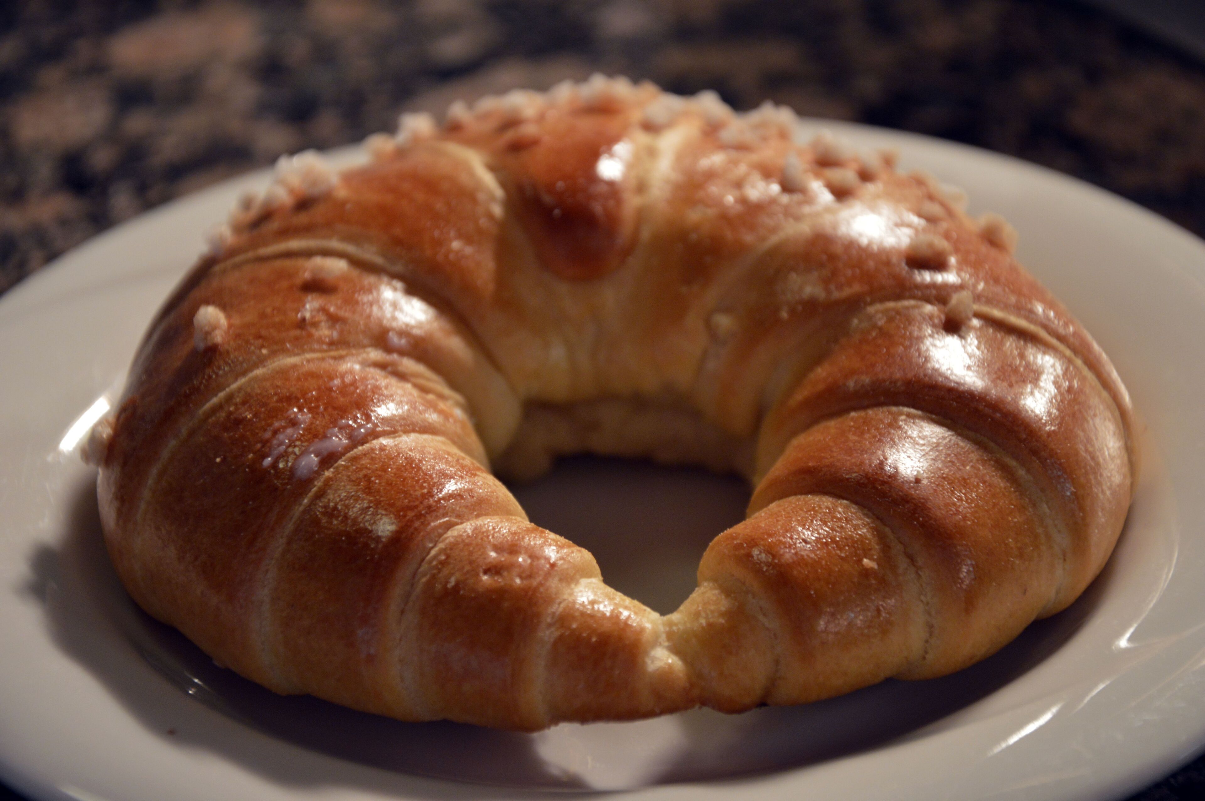 Um croissant em um prato.