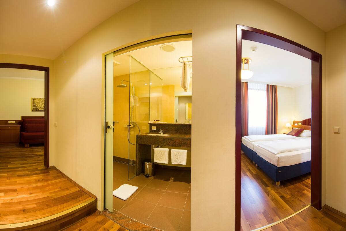 Premium Room, Courtyard View | Hypo-allergenic bedding available, in-room safe, desk, blackout drapes