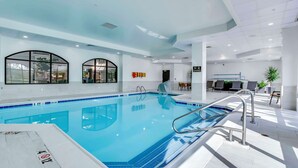 Kolam renang indoor