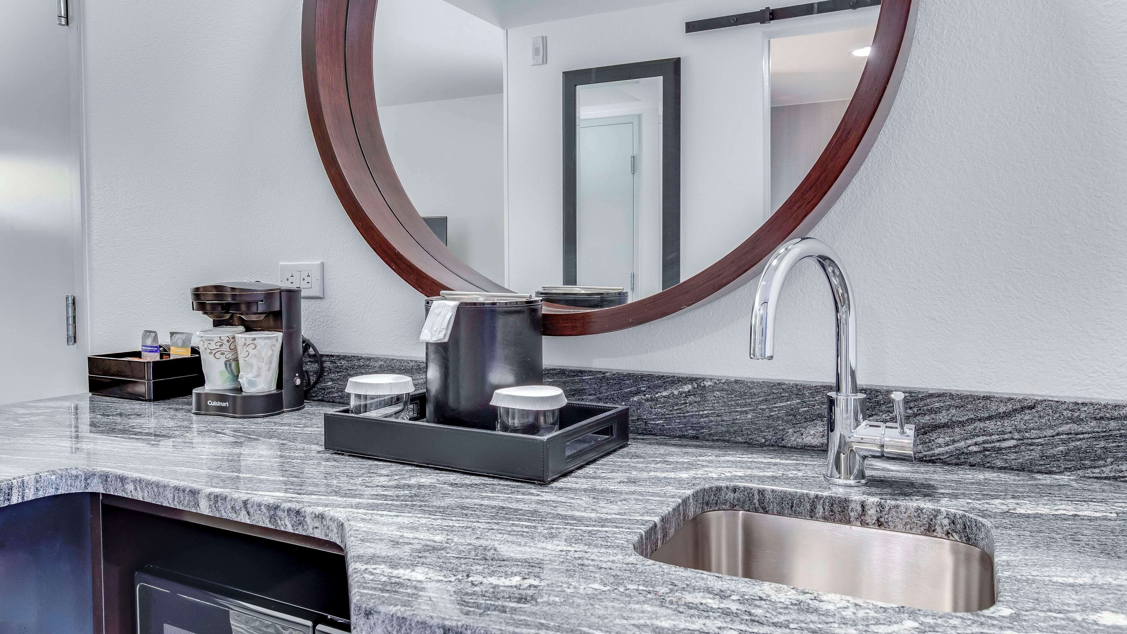 suite, 1 king bed, accessible, non smoking (roll-in shower) | premium bedding, down duvets, pillow-top beds, desk