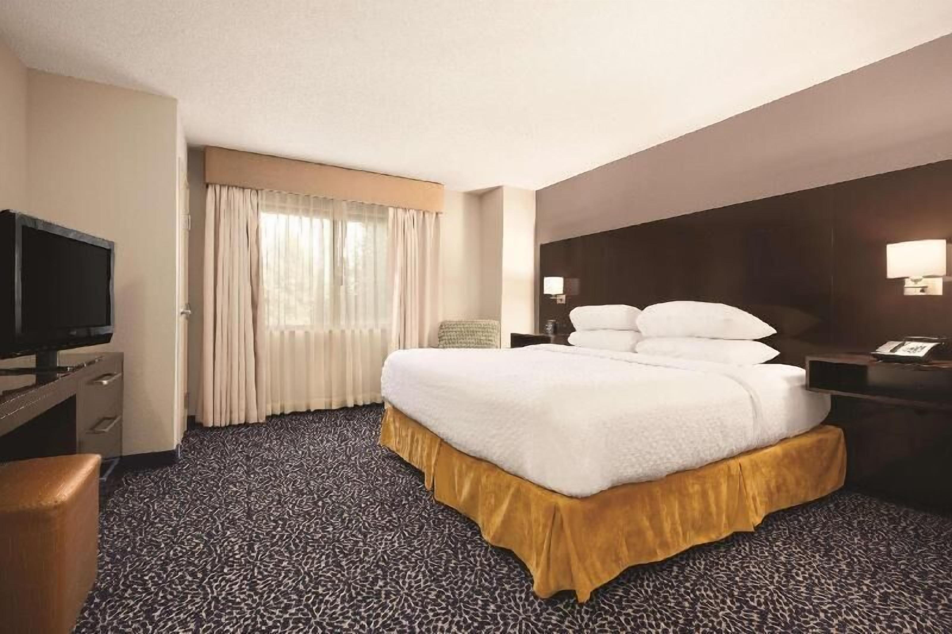 1 bedroom, premium bedding, down comforters, pillowtop beds