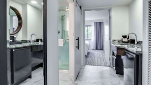 Zimmer, 2 Queen-Betten, barrierefrei (Mobility & Hearing, Roll-in Shower) | 1 Schlafzimmer, hochwertige Bettwaren, Daunenbettdecken