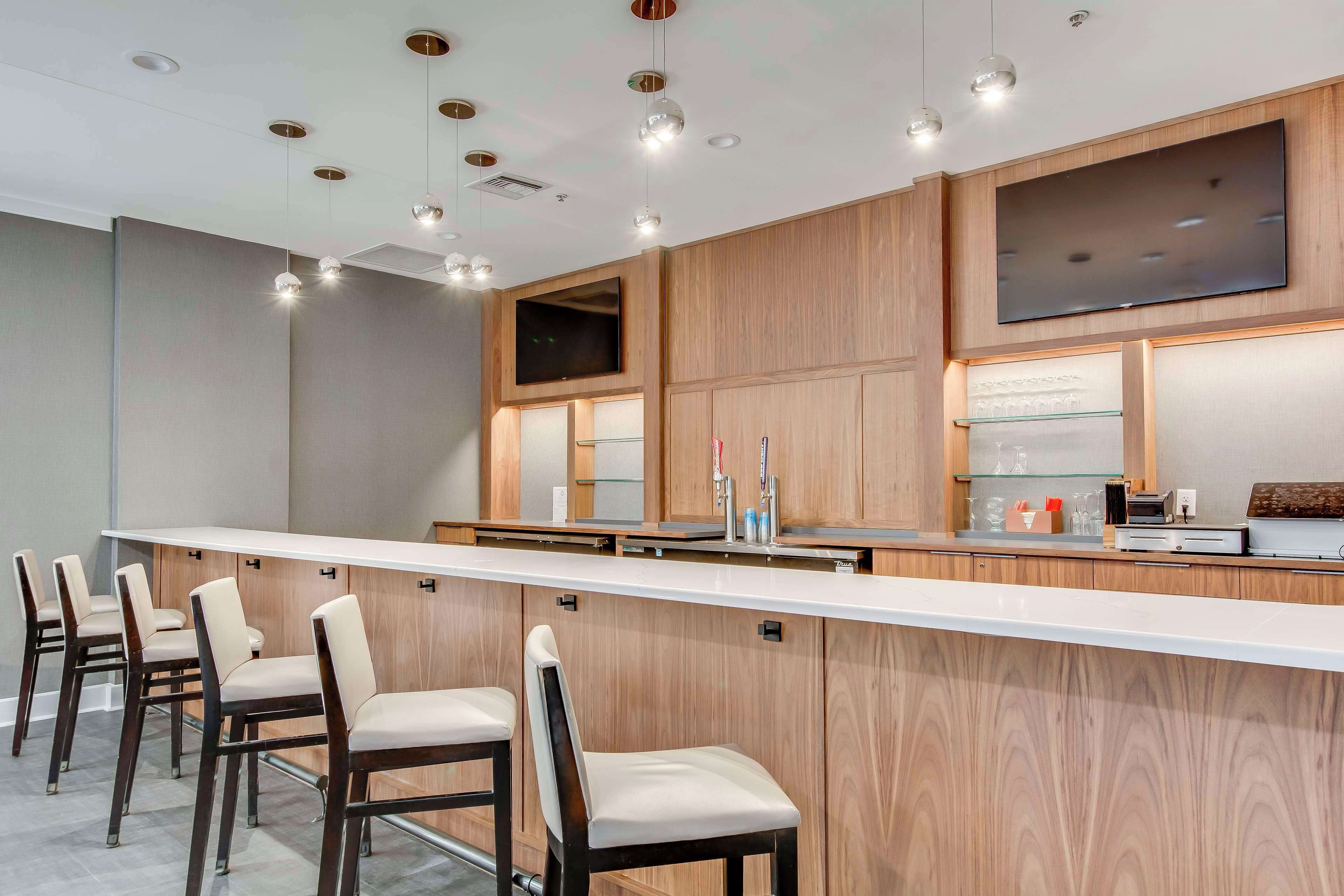 serves dinner and happy hour