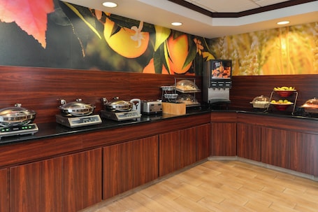 Desayuno continental incluido todos los días . Fairfield Inn & Suites by Marriott Cleveland Avon