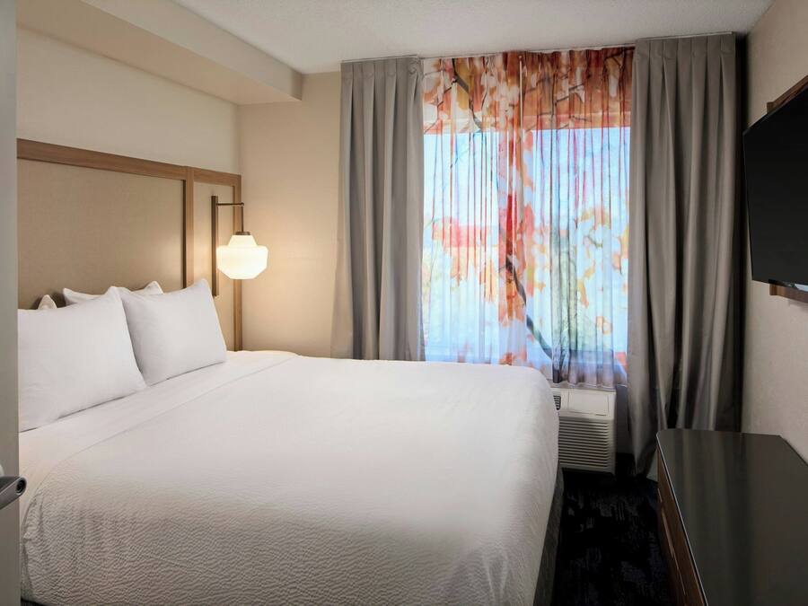 Suite, 1 Bedroom | Hypo-allergenic bedding, down duvets, in-room safe, desk