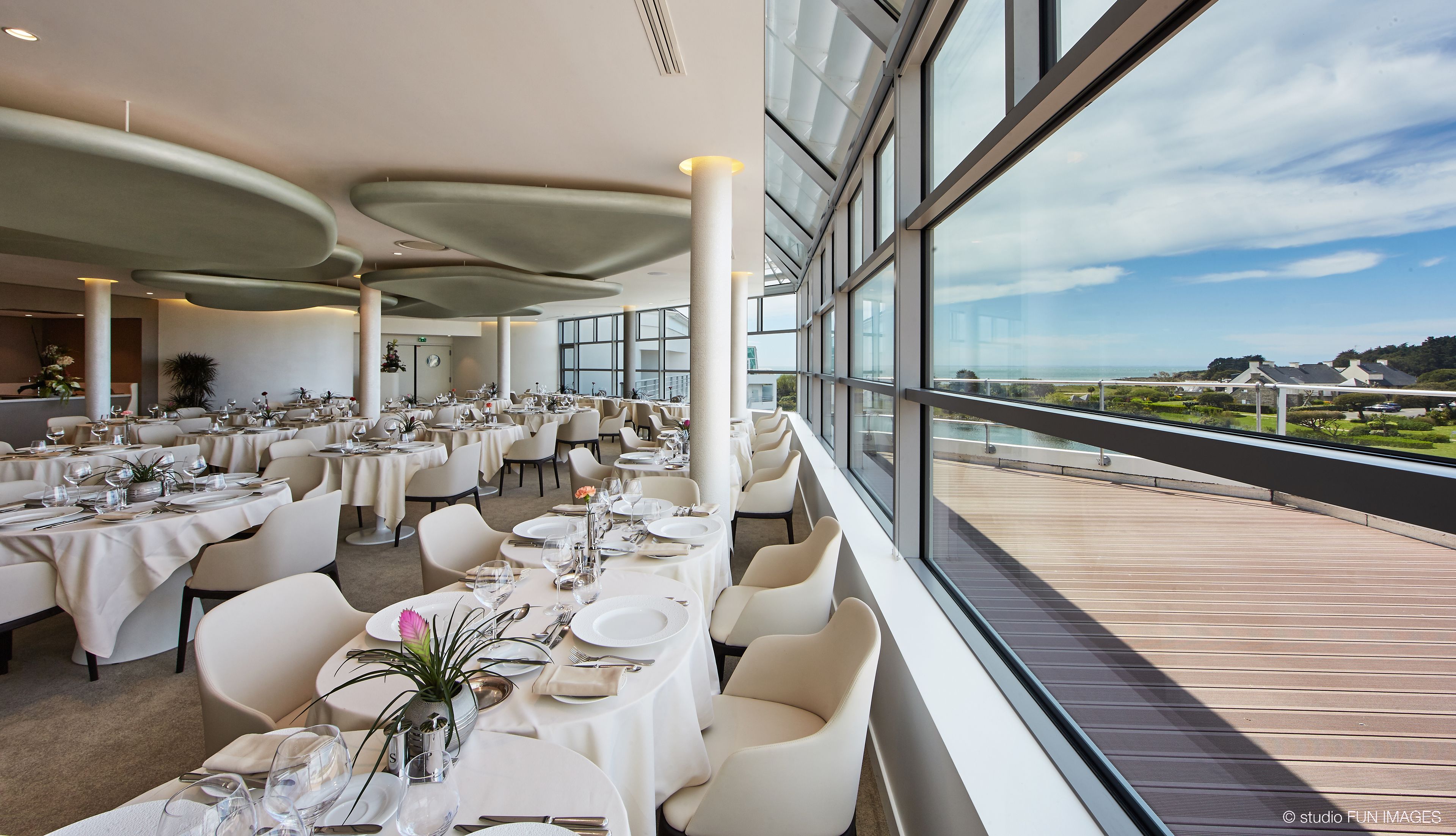 Petit déjeuner servi sur place, vue sur la mer 