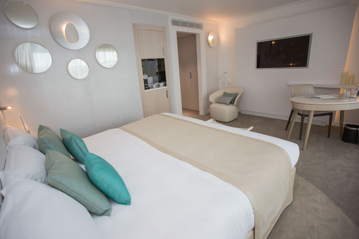 Memory-foam beds, in-room safe, desk, blackout curtains