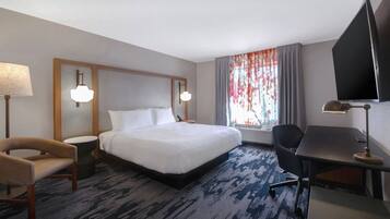 Työpöytä, pimennysverhot, silitysrauta/-lauta, ilmaiset vauvansängyt