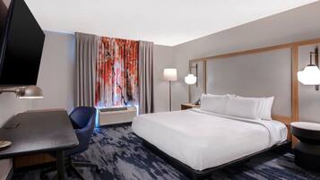 Escritorio, cortinas blackout y tabla de planchar con plancha