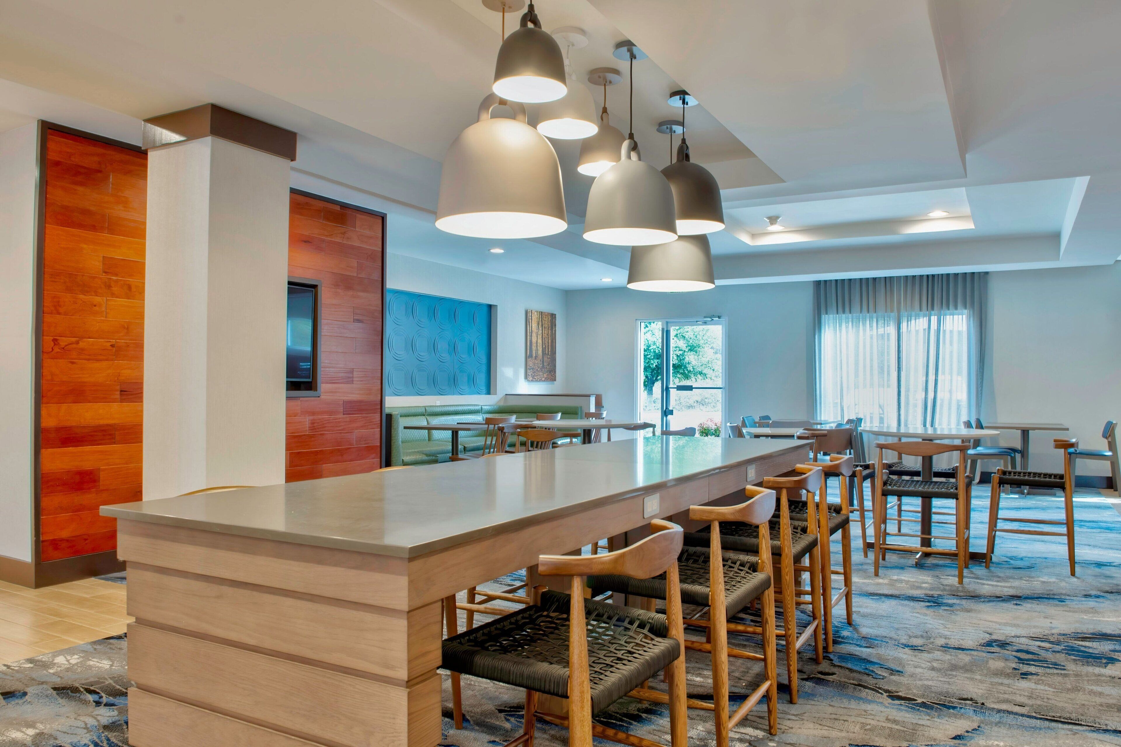 朝食 (コンチネンタル ブレックファスト)、毎日提供 (無料)