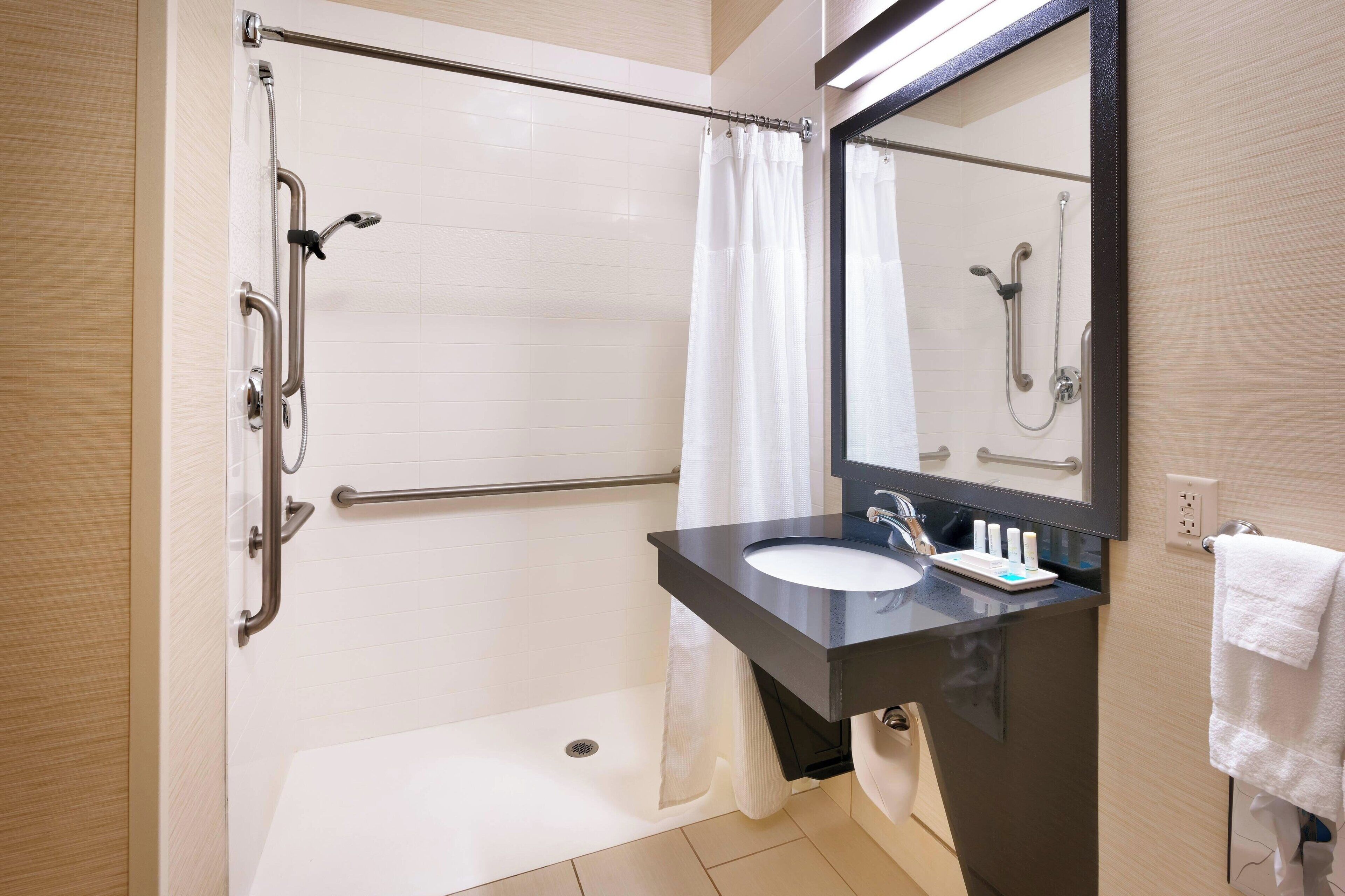 room, 1 king bed | bathroom | combined shower/bathtub, hydromassage showerhead, designer toiletries