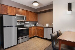 Full-size fridge, microwave, stovetop, dishwasher - Residence Inn by Marriott Rogers (Rogers)