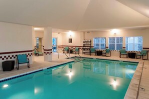Una piscina cubierta
