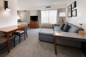 1 dormitorio, escritorio, cortinas opacas
