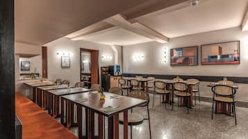 อาหารเช้าแบบบุฟเฟ่ต์ทุกวัน (EUR 10 ต่อคน)